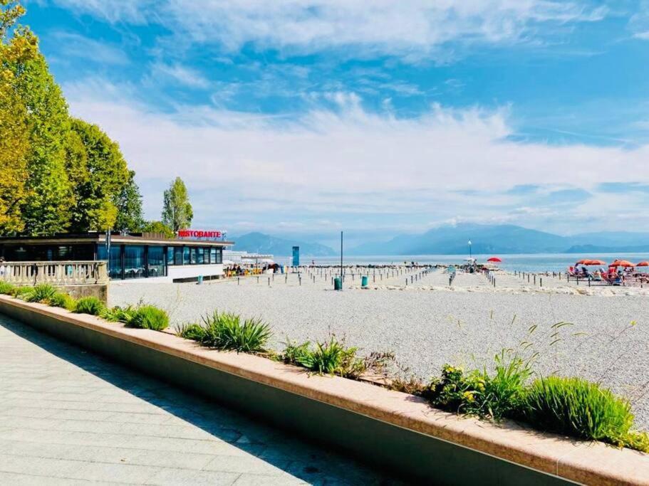 Sunshine On Garda Lake Desenzano del Garda Bagian luar foto